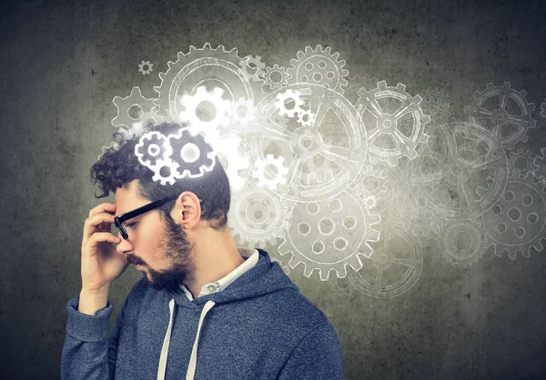 “可知这样大族人家，若从外头杀来，一时是杀不死的，这是古人曾说的‘百足之虫，死而不僵’，必须先从家里自杀自灭起来，才能一败涂地！”此话是谁说的？