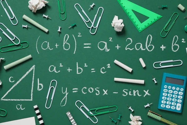 汽车起动用铅酸蓄电池在使用过程中可添加？