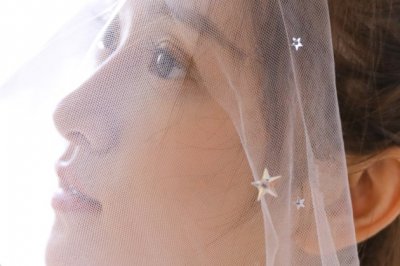 谜里喇嘛脚下生风 《打一成语》