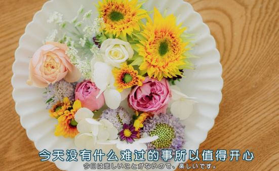 老两口偎依窗前 《北京名胜一》