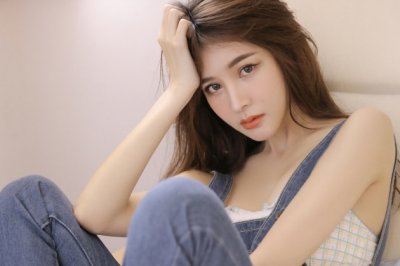 倾盆大雨落下来,小小花儿手上开《打一个生活用品》