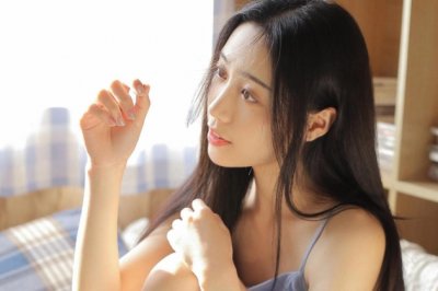 日飞落树上,夜晚到庙堂,不要看我小,有心肺肝肠《打一个动物》