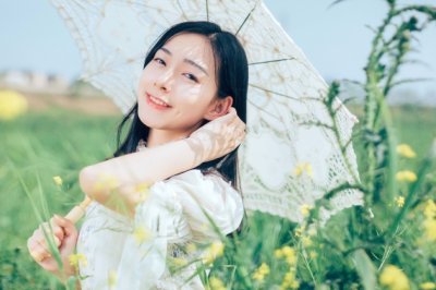 乔装上轿藏中间 《时事名词》