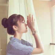 老太太喝粥《猜一成语》