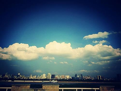 猜谜语题目:田边筑起三道堰,田头修通一条渠《打一个字》