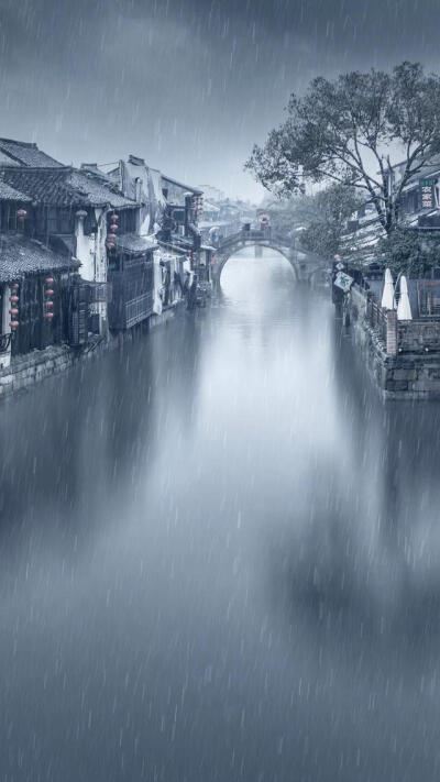 落户西湖边　《猜一城市简称》