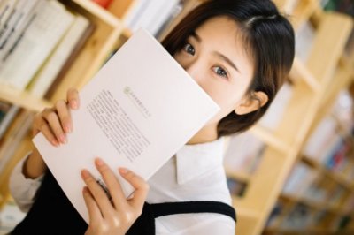 猜谜语题目:大丈夫不得出头《打一个字》