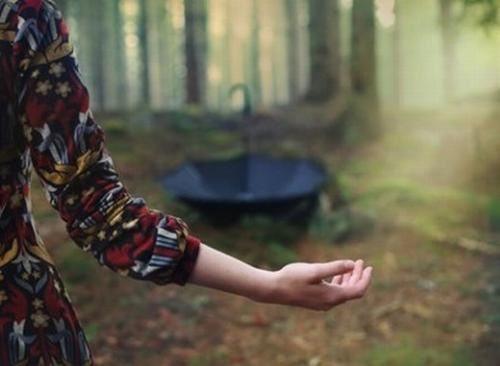 心会跟爱一起走 《打一成语》