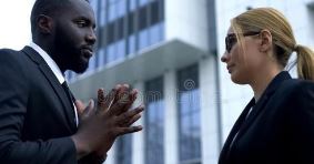 一个小屋张大口_稻子、小麦吃进肚_电闸一合隆隆响_农民喜看落珍珠-《猜一农机用具》