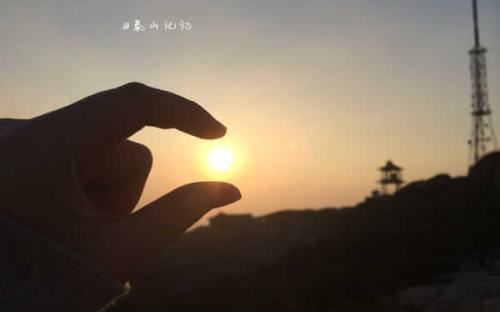 一个小朋友_进门瞧一瞧_见人就张嘴_等待结果到！《猜一字谜》