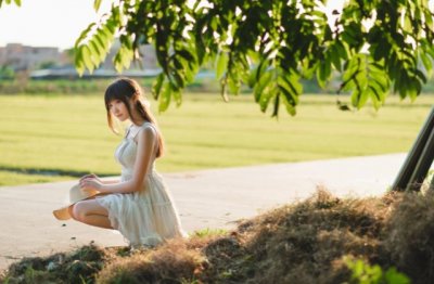 细细身体长又长_背后背着四面旗_斗大眼睛望前方_专除害虫有益处-《猜一昆虫》