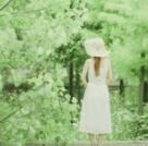 头戴绿帽,身穿绿袍,腰细肚大,手拿双刀《打一个动物》