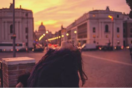 猜谜语题目:十字架下三个人《打一个字》