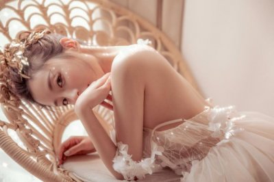 一个小姑娘_坐在水中央_ 穿着粉红袄_模样真漂亮《猜一植物》