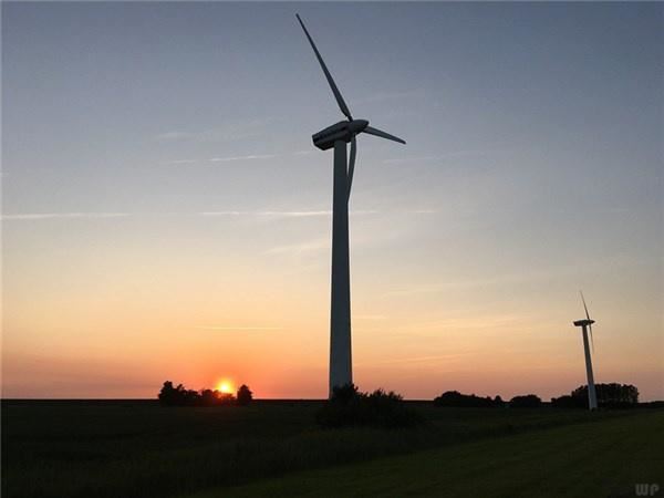 猜谜语题目:八兄弟同赏月《打一个字》