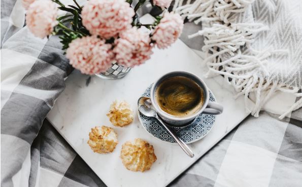 猜谜语题目:草色遥看近却无《打一个人名》