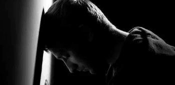 一支香地里钻,弯身走不会断《打一个动物》