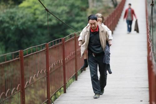 花钱作秀乃此君 《新闻人物》