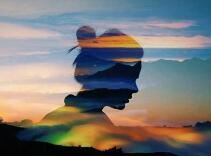 两头尖尖相貌丑,脚手耳目都没有,整天工作在地下,一到下雨才露头《打一个动物》