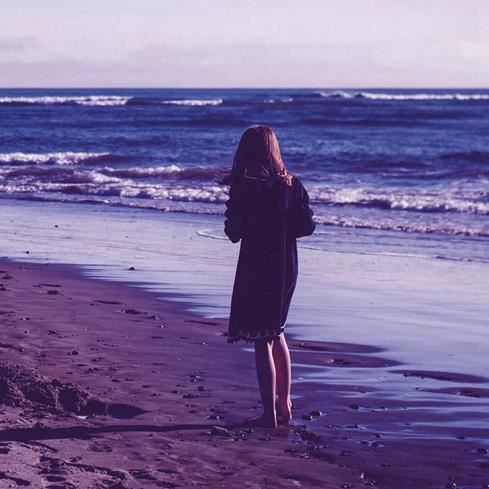 猜谜语题目:看望同窗《打一个歌星》