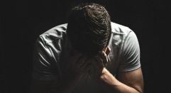 猜谜语题目:赤手成家《打一个人名》