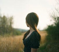 一对大草包,外穿绣花袍,爱在床上卧,从不地下跑《打一个常用物品》