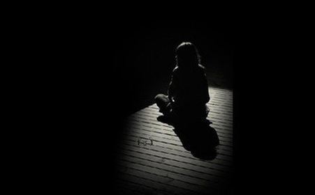 穿着大红袍,头戴铁甲帽,叫叫我阿公,捉捉我不牢《打一个动物》