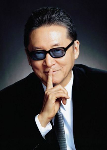 猜谜语题目:桌椅样样齐备《打一个字》