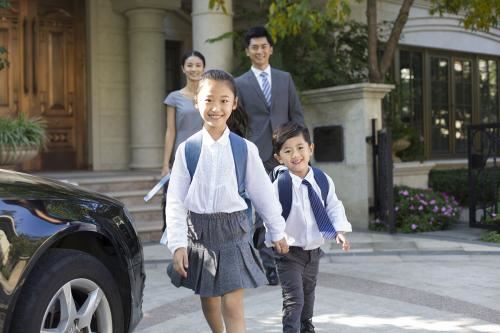 进港鸣笛船畅通 《骊珠》