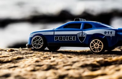 画中圣女构意新　《猜影目》