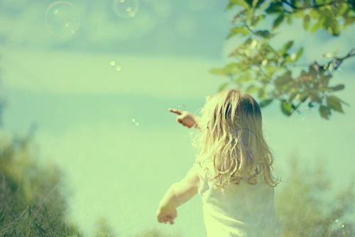 小东西蓝皮肤,赶跑邪恶老巫婆《打一个卡通人物》