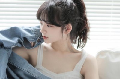 猜谜语题目:丑照胸前挂,上班须佩戴《打一个物品》
