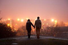 猜谜语题目:人都到了《打一个字》