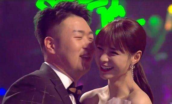 紫藤绿叶满棚爬_生来就开紫色花_紫花长出万把刀_又作药用又吃它-《猜一植物》