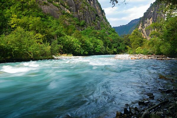猜谜语题目:纸老虎《打一个成语》