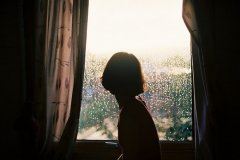 脚毛毛_手毛毛_站像人_坐像狗_又会爬_又会走-《猜一动物》