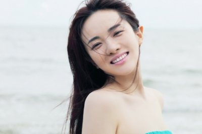 冬天幼苗夏成熟_滔滔海水是活土_根浮水面随浪晃_身潜水中漫起舞《猜一植物》