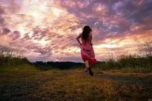 八只脚_抬面鼓_两把剪刀鼓前舞_生来横行又霸道_嘴里常把泡沫吐-《猜一动物》