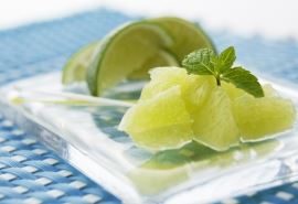 猜谜语题目:妾身半期许,心间千千结《打一个人名》