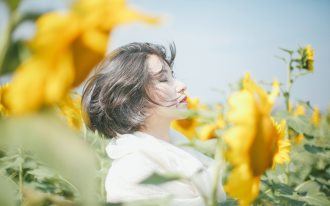 一月又一月_两月共半边；上有可耕之田_下有流水之川；一家有六口_两口不团圆