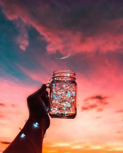 村前寨后蕾初绽《猜一人名》