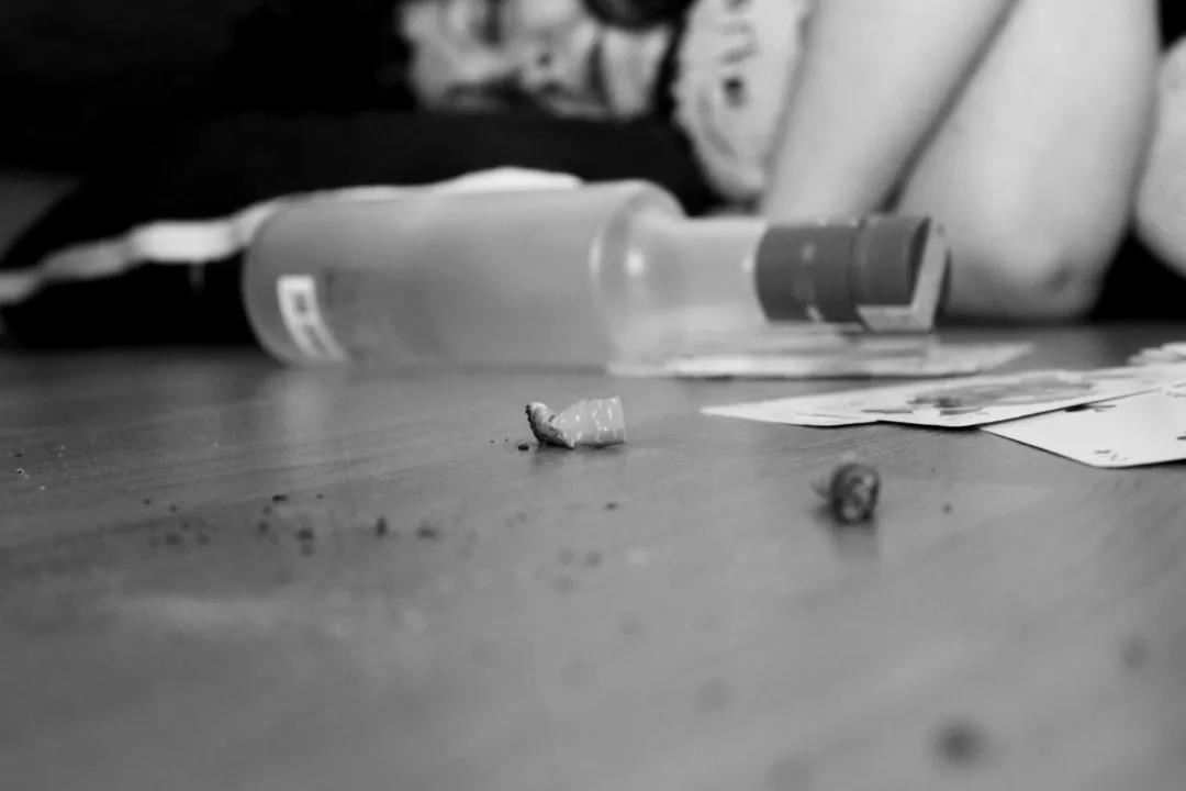 猜谜语题目:一人自驾游《打一首诗句》