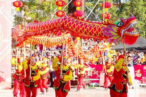 鼻息震天《猜一成语》
