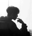 家住暗角落,身穿酱色袍,头戴黑铁帽,打仗逞英豪《打一个动物》