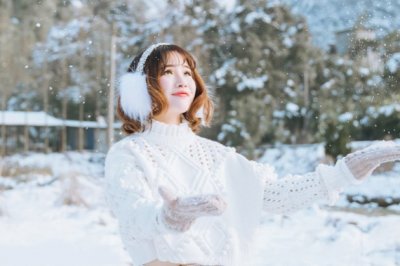 一边是红,一边是绿,一边喜风,一边喜雨《打一个字》