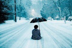 “关公乃秉烛立于户外_自夜达旦_毫无倦色-” 《四字常用语》