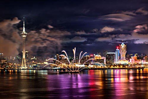 小小两只船_没桨又没帆_ 白天带它到处走_黑夜停在床跟前《猜一日常用品》