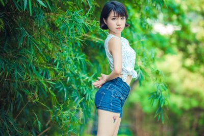 一个黄妈妈,生性手段辣,老来愈厉害,小孩最怕它