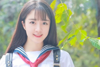 有人不吱声,无人大声喊,腿长胳膊短,眉毛盖住眼《打一个动物》