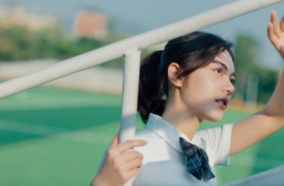 儿童执扇追黄蝶《猜一体育词语》